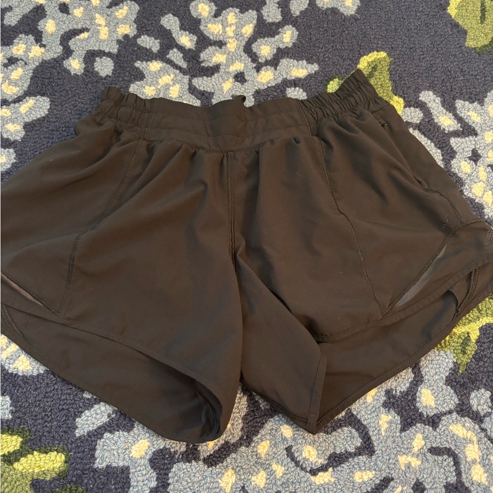 BLACK LULULEMON HOTTY HOTS INSEAM 4